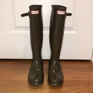 Hunter Women’s Tall Gloss Rain Boots: Olive